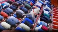 لحظة طعن إمام مسجد في صلاة الفجر بأمريكا(فيديو)